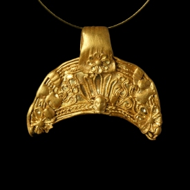 Ancient Greek Hellenistic gold Lunula pendant with Nike and filigree decoration