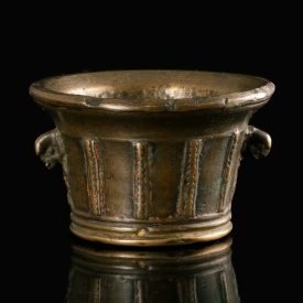Renaissance bronze apothecary mortar with Gryphon head handles
