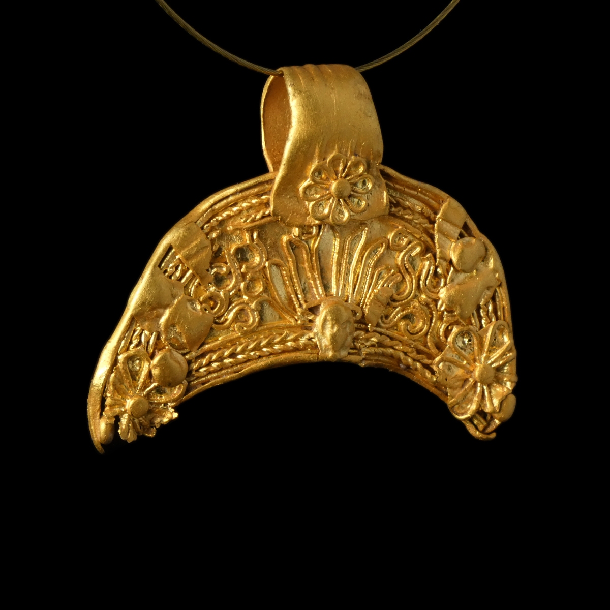 Ancient Greek Hellenistic gold Lunula pendant with Nike and filigree decoration