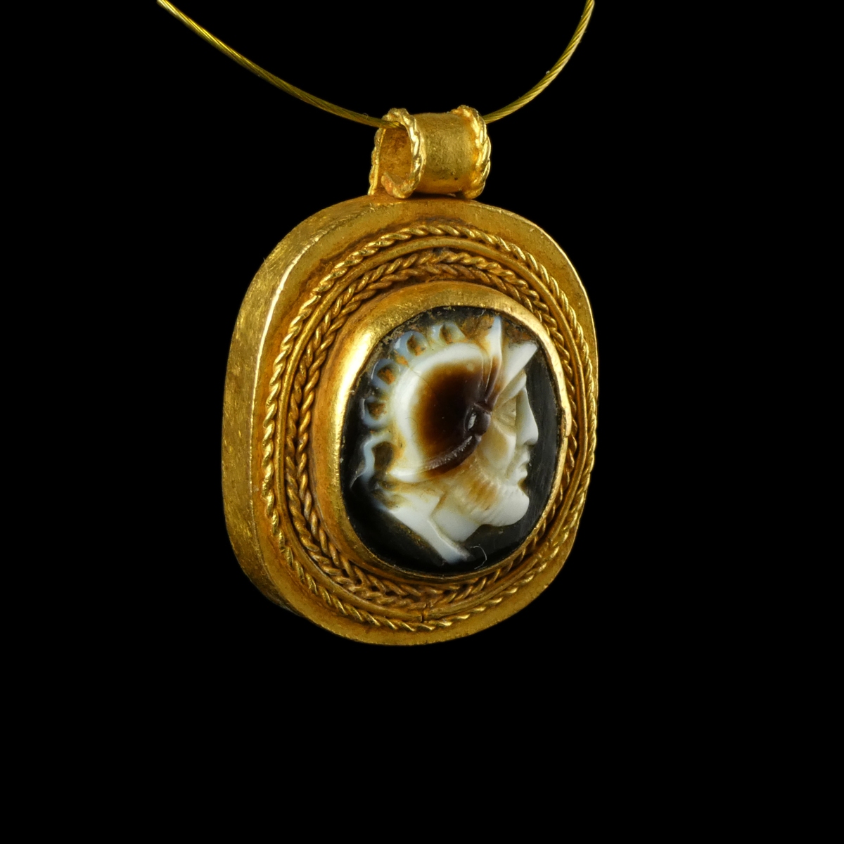 Ancient Roman gold and sardonyx cameo pendant