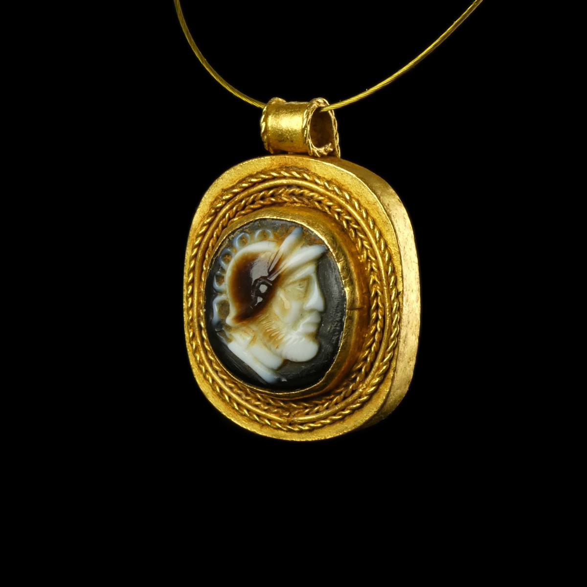 Ancient Roman gold and sardonyx cameo pendant