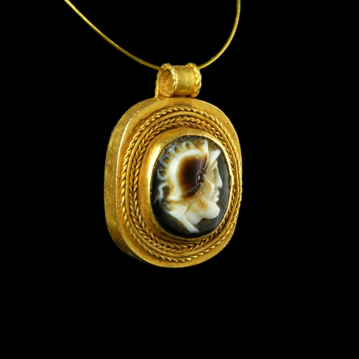 Ancient Roman gold and sardonyx cameo pendant