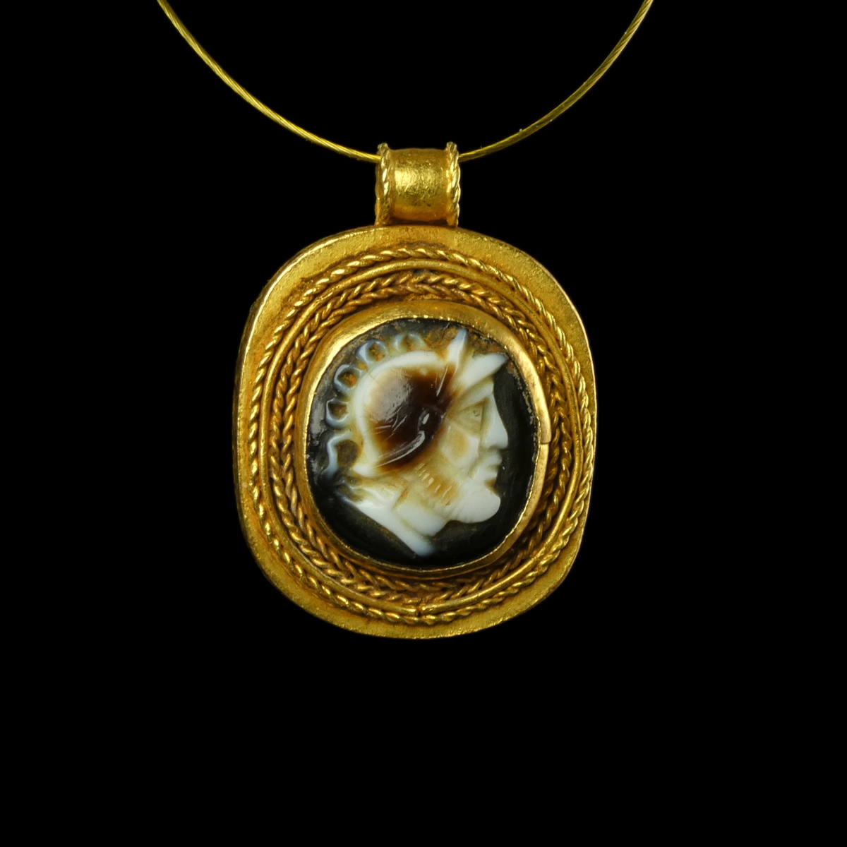 Ancient Roman gold and sardonyx cameo pendant