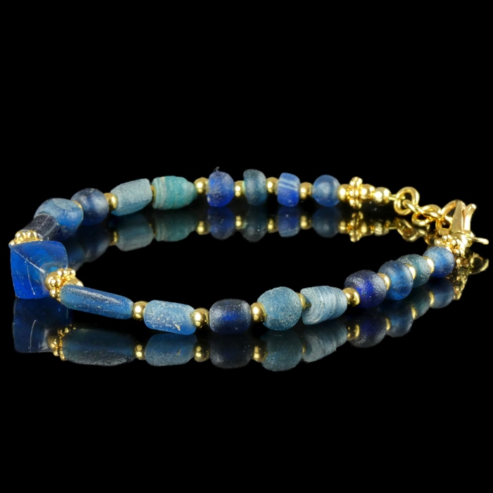 Bracelet with Roman blue glass beads