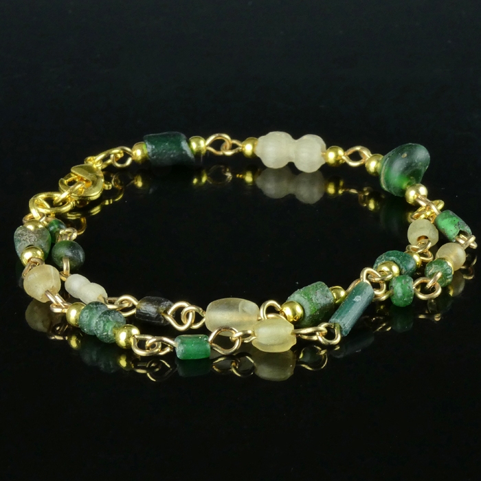Bracelet with Roman green and semi-translucent glass beads