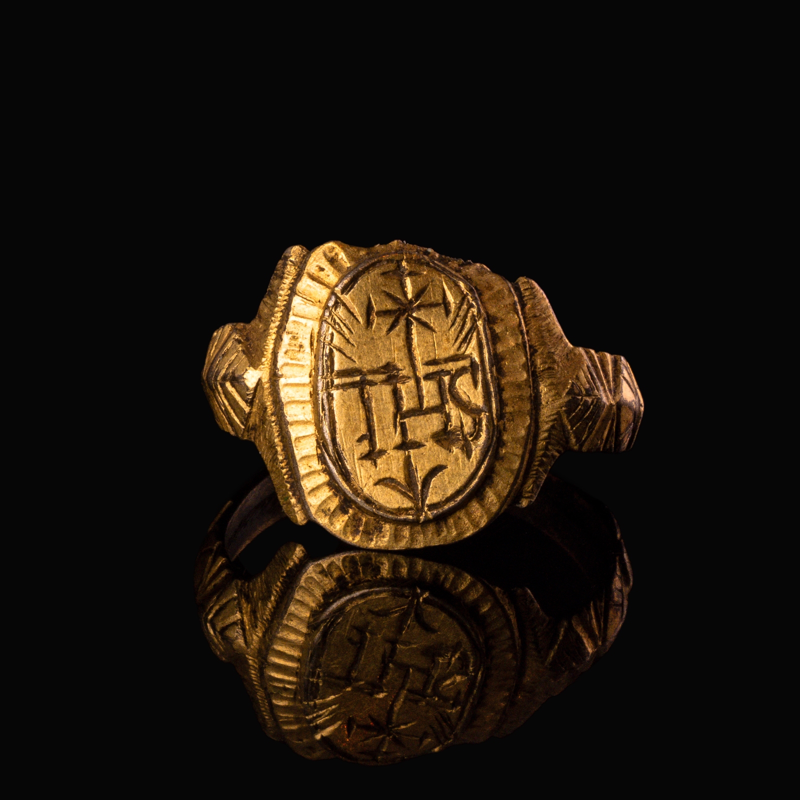 Late Renaissance gilded silver seal ring with Jesuit IHS Christogram