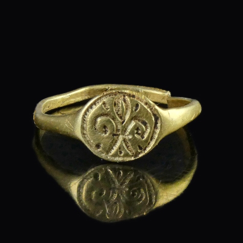 Medieval gold ring with fleur-de-lis