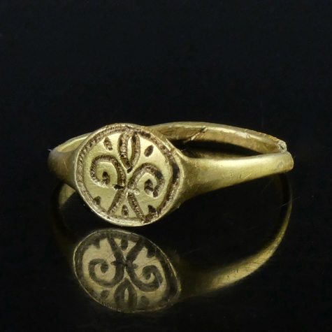 Medieval gold ring with fleur-de-lis