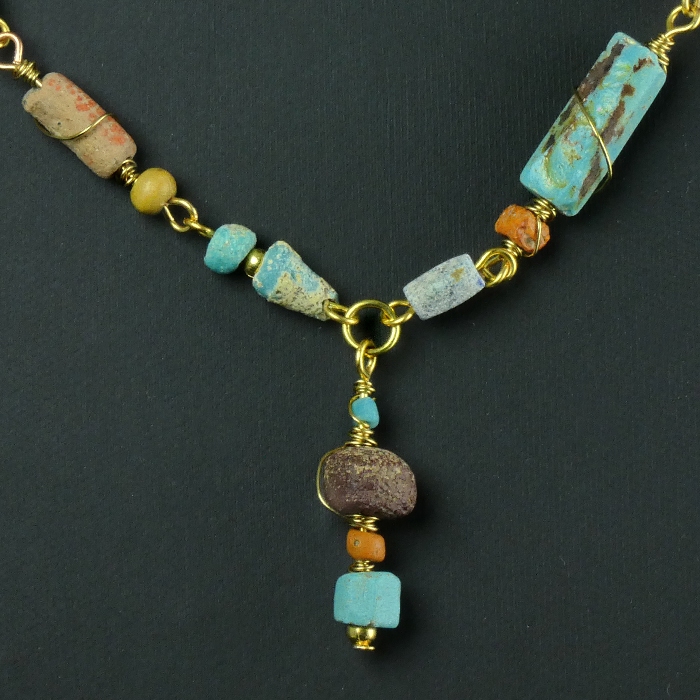 Necklace with Roman multicolour wire-wrapped glass beads
