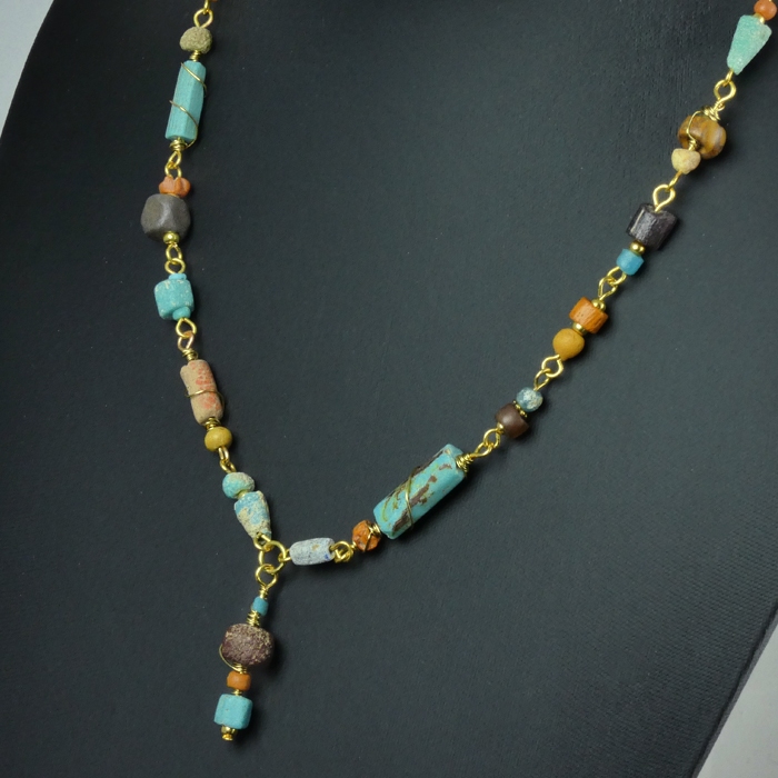 Necklace with Roman multicolour wire-wrapped glass beads