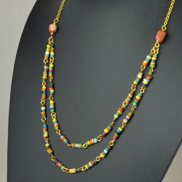 Necklace with Roman multicoloured glass beads