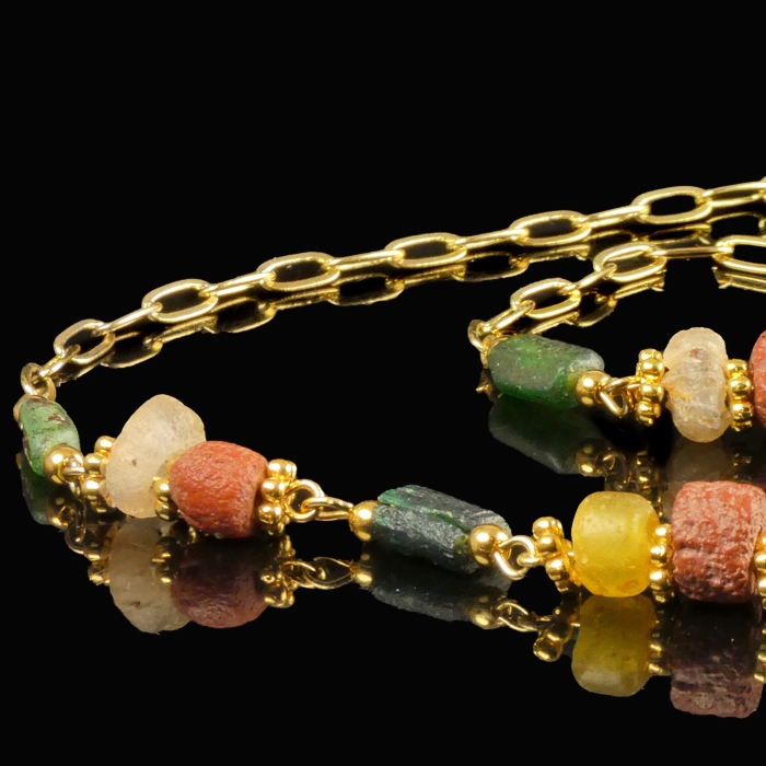 Necklace with Roman multicoloured glass beads