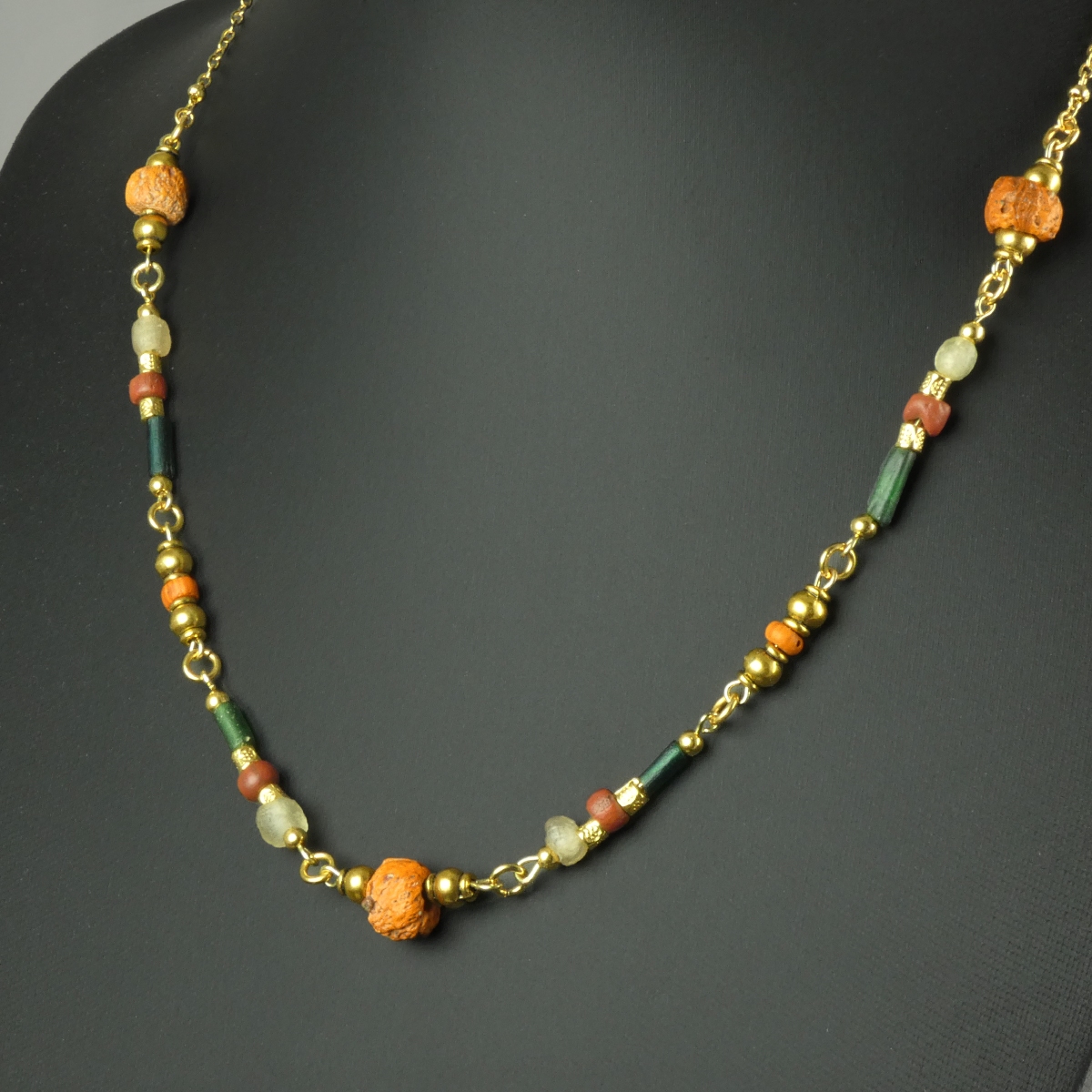 Necklace with Roman multicoloured glass beads