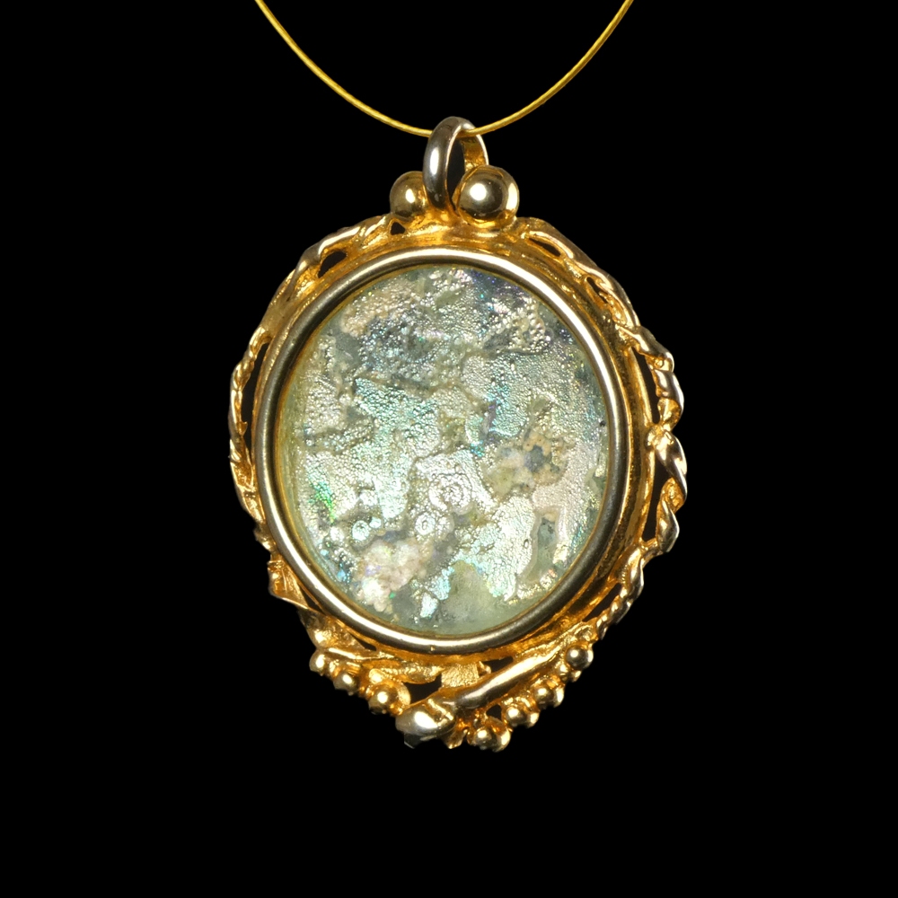 Pendant with iridescent Roman glass