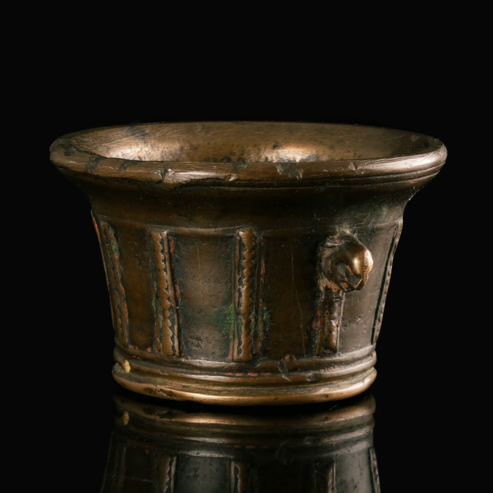 Renaissance bronze apothecary mortar with Gryphon head handles