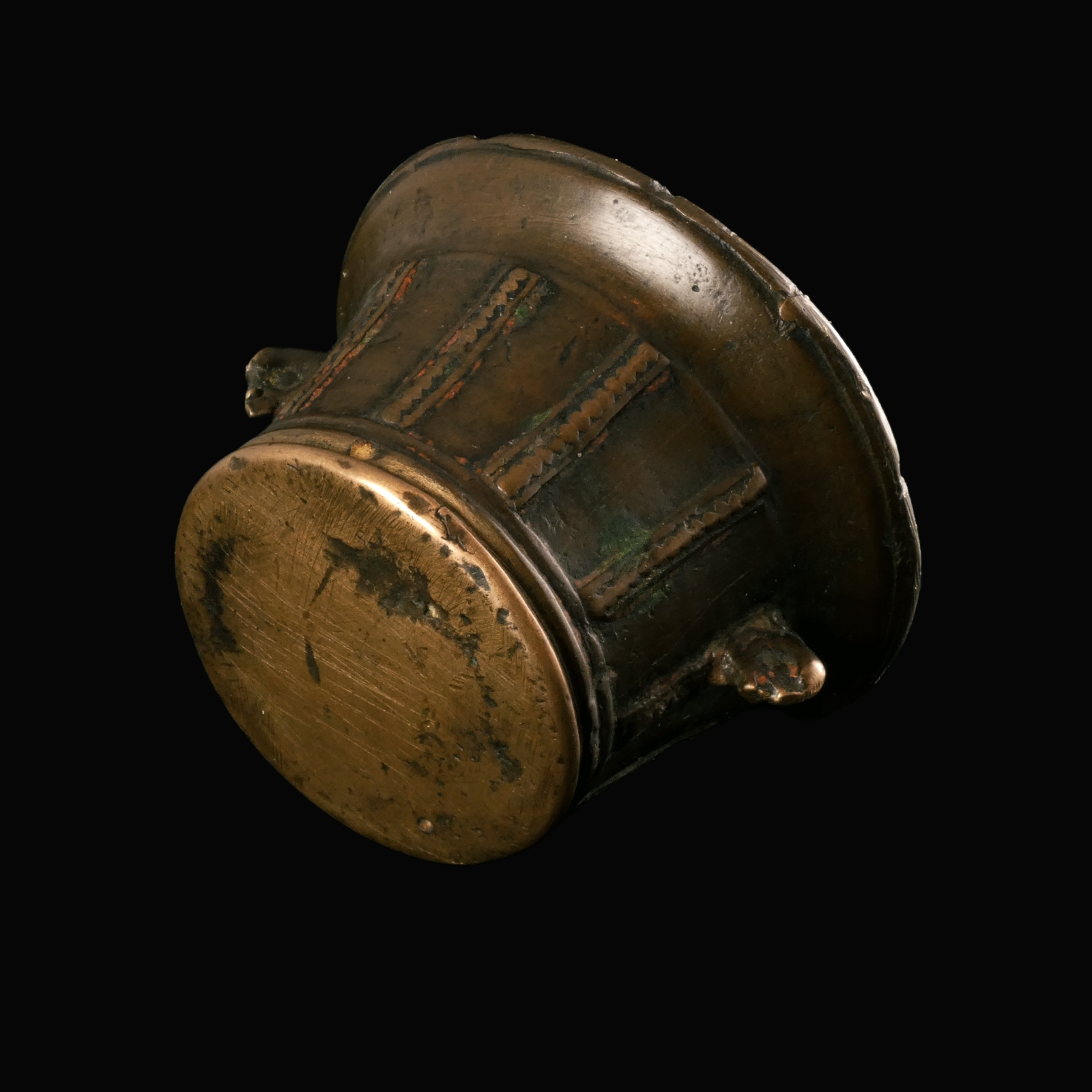 Renaissance bronze apothecary mortar with Gryphon head handles