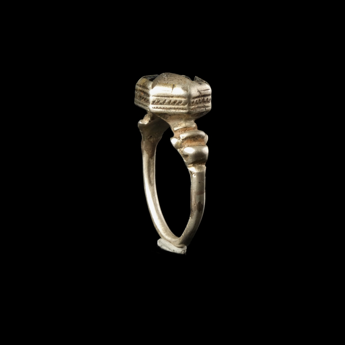 Renaissance silver ring with glass cabochon