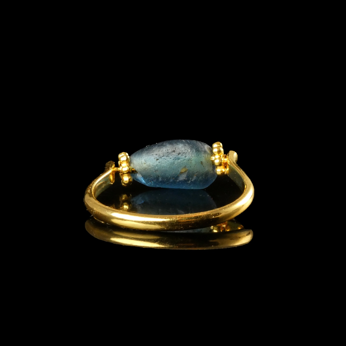 Ring with Roman blue glass bead