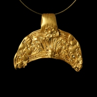 Ancient Greek Hellenistic gold Lunula pendant with Nike and filigree decoration